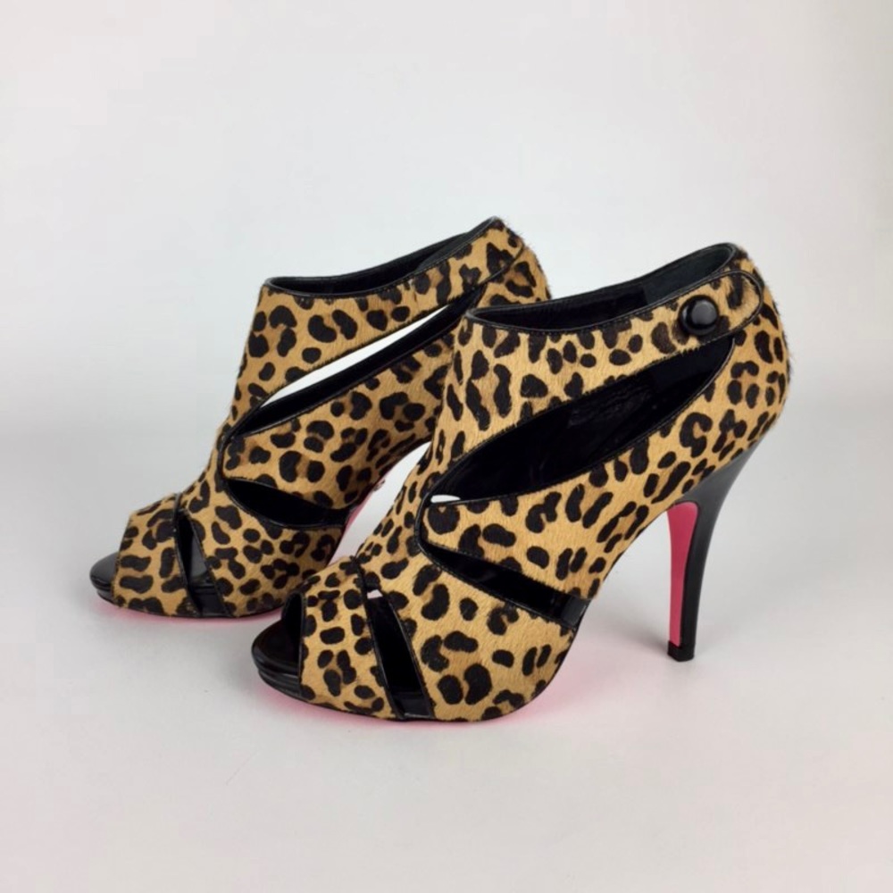 Betsey Johnson Womens Carlos Leopard Calf Hair Pumps Cutout Shooties size 5.5 - Picture 3 of 15